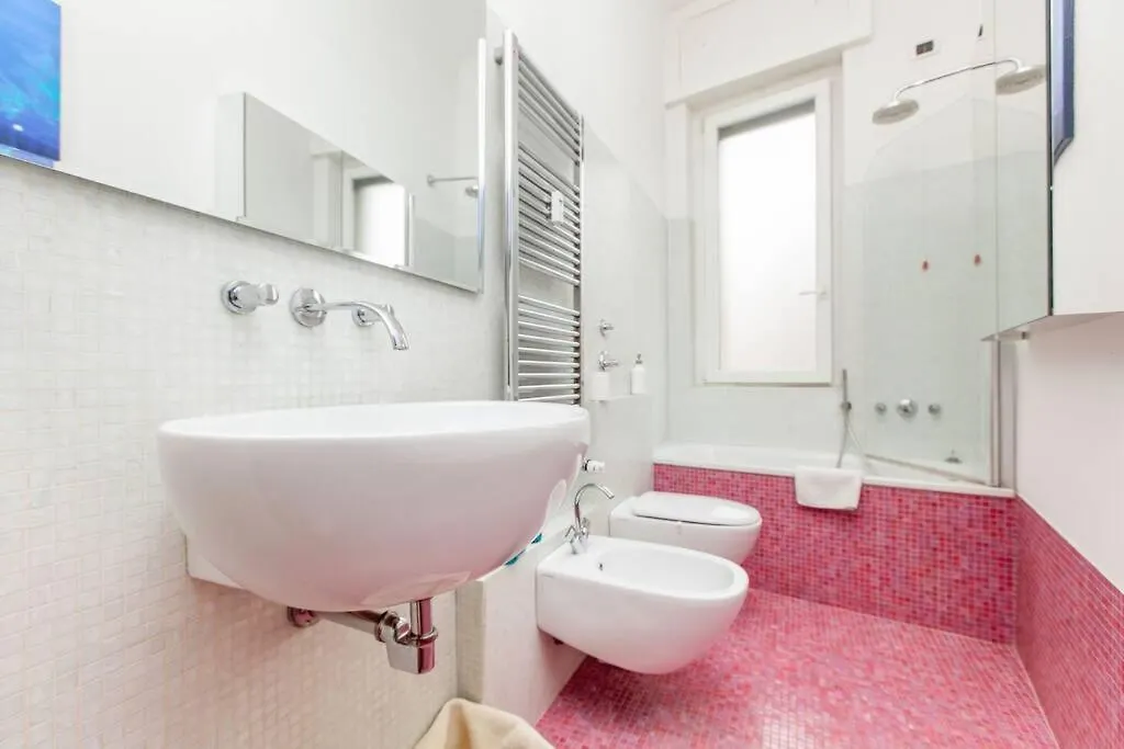 Bright House City Center On Subway Lines 1,2 &3 Milan Apartment